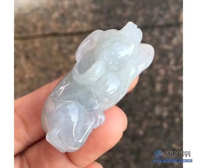 匠心獨運，乾坤在握 探秘水潤緬甸翡翠“扭轉乾坤”吊墜